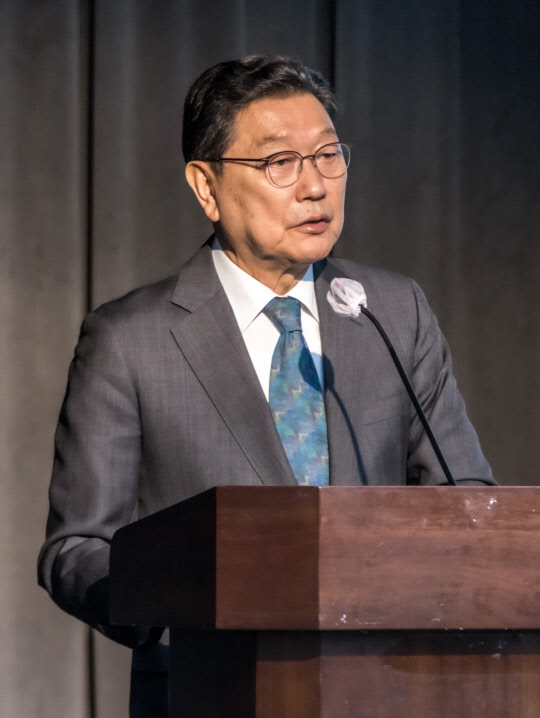 정덕구 니어재단 이사장이 14일 서울 중구 은행회관에서 열린 니어(NEAR)재단 출판세미나 '시진핑 新시대 왜 한국에 도전인가?'에서 인사말을 하고 있다. 박동욱기자 fufus@